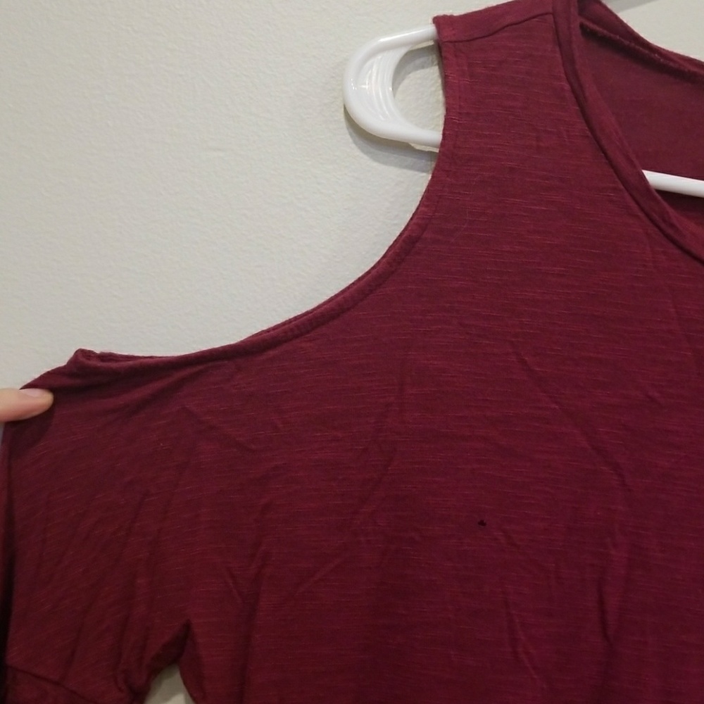🍍Express Cold Shoulder Top - Picture 2 of 9
